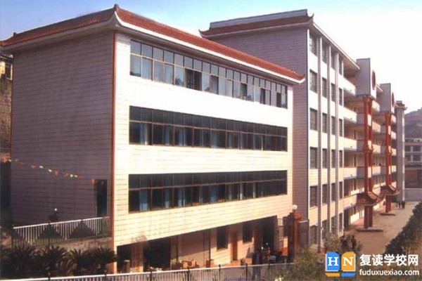 漣源市第六中學是公辦嗎