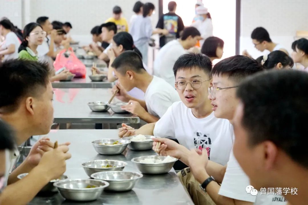 婁底曾國(guó)藩學(xué)校復(fù)讀部環(huán)境實(shí)景