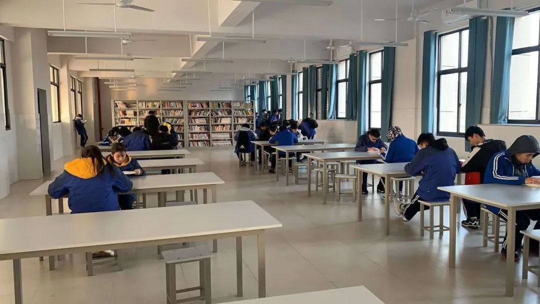 懷化市新晃恒雅高級中學(xué)環(huán)境實景