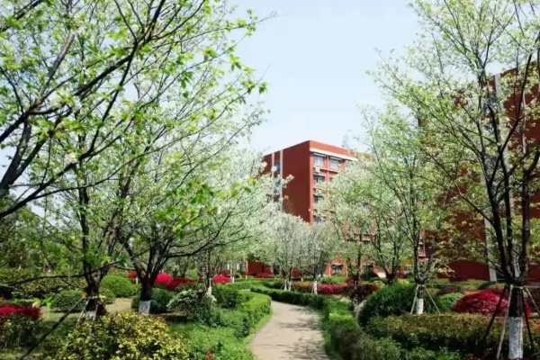 湖南工業(yè)職業(yè)技術(shù)學(xué)院校園環(huán)境【多圖】