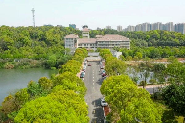 湖南大眾傳媒職業(yè)技術(shù)學(xué)院校園環(huán)境【多圖】