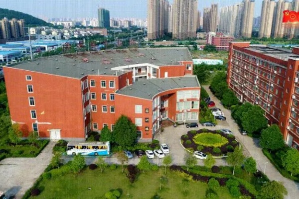 湖南工業(yè)職業(yè)技術(shù)學(xué)院校園環(huán)境【多圖】