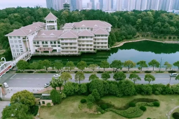 湖南大眾傳媒職業(yè)技術(shù)學(xué)院校園環(huán)境【多圖】