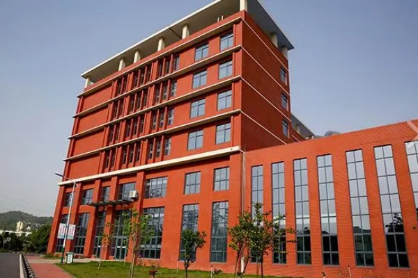 湖南工業(yè)職業(yè)技術(shù)學(xué)院校園環(huán)境【多圖】