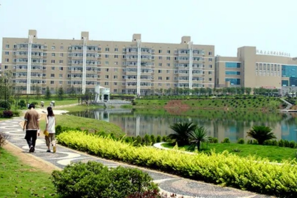 湖南大眾傳媒職業(yè)技術(shù)學(xué)院校園環(huán)境【多圖】