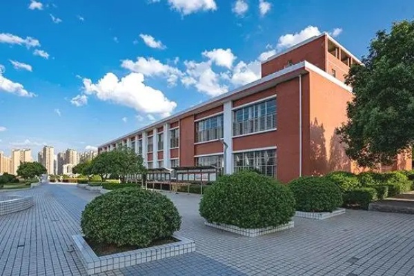 湖南工業(yè)職業(yè)技術(shù)學(xué)院校園環(huán)境【多圖】