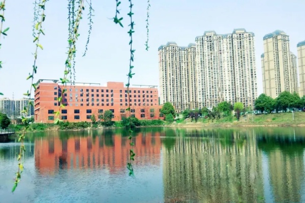 湖南工業(yè)職業(yè)技術(shù)學(xué)院校園環(huán)境【多圖】