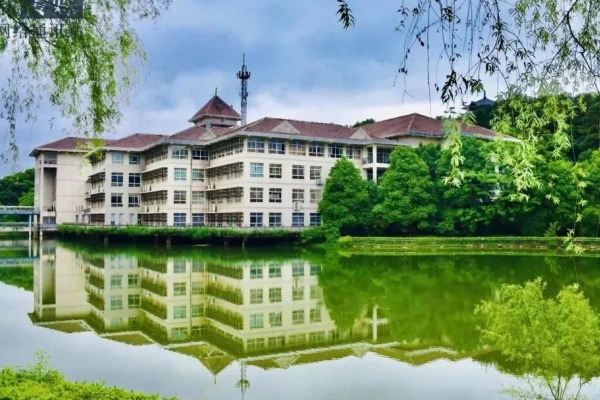 湖南大眾傳媒職業(yè)技術(shù)學(xué)院校園環(huán)境【多圖】