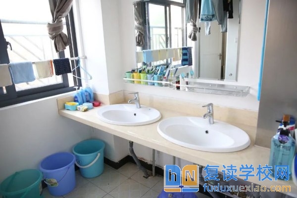 長(zhǎng)沙弘益高級(jí)中學(xué)學(xué)費(fèi)多少