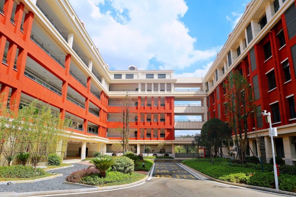 長沙麓谷高級中學(xué)復(fù)讀費用