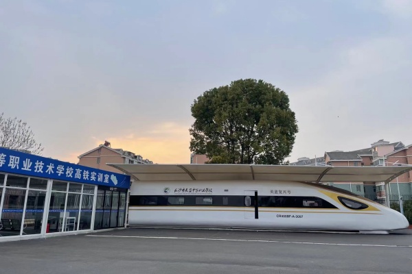 2025年長沙市英藍職業(yè)學校單招復讀招生簡章