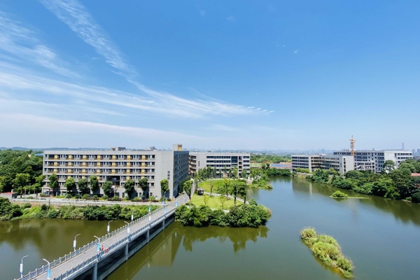 長沙市明達中學2025年復讀收費標準