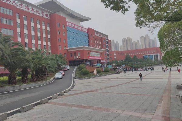 2026年婁底職業(yè)技術(shù)學(xué)院?jiǎn)握兄改? xss=clean xss=clean border=